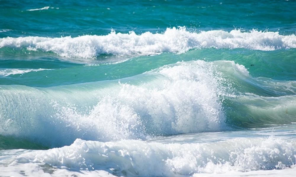 Καλιφόρνια: Κύμα σπάει τζάμι από εστιατόριο πάνω στη θάλασσα